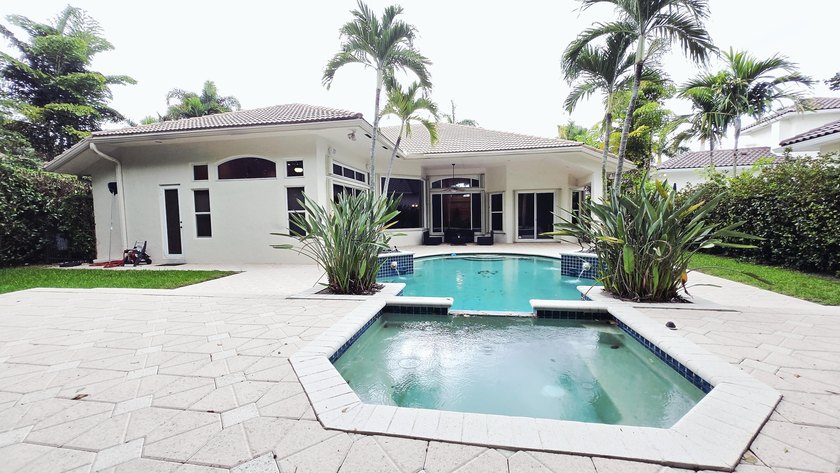 Welcome to this immaculate home in the exclusive gated community - photo 15
