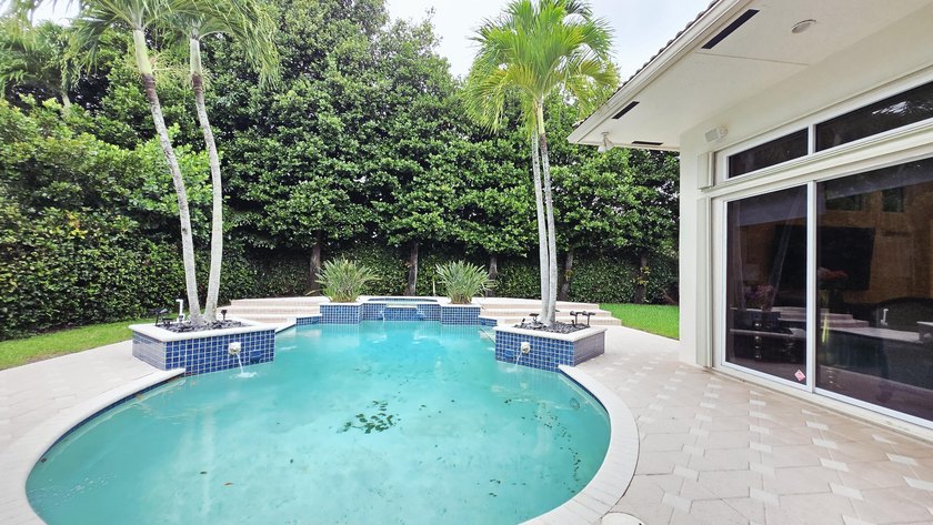 Welcome to this immaculate home in the exclusive gated community - photo 18