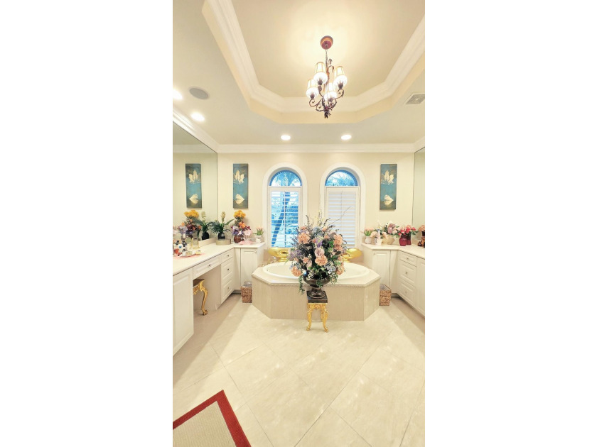 Welcome to this immaculate home in the exclusive gated community - photo 21