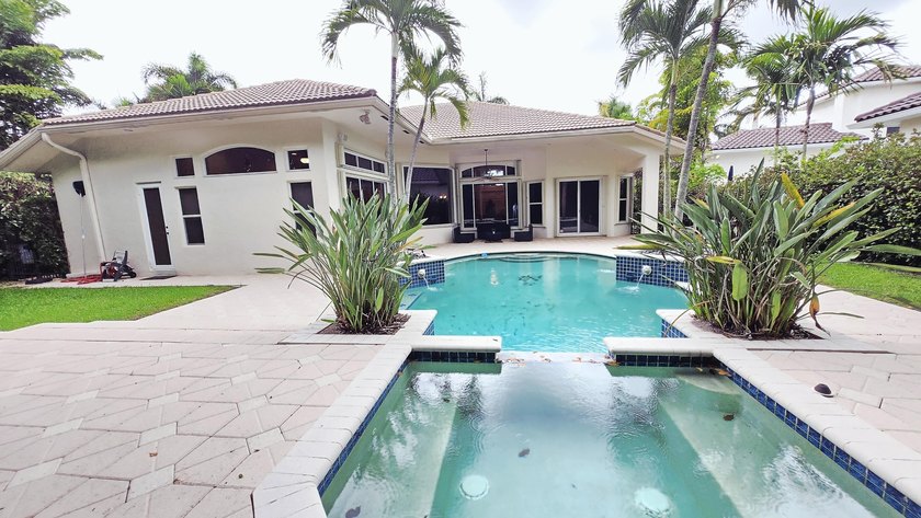 Welcome to this immaculate home in the exclusive gated community - photo 23