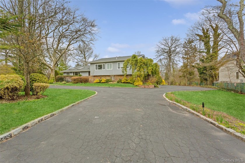 Welcome to this expansive 5-bedroom, 3.5-bathroom residence - photo 4
