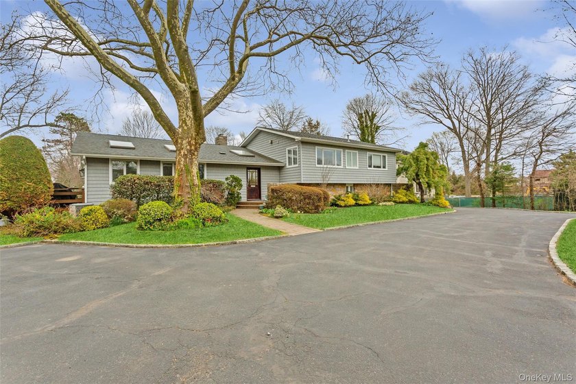 Welcome to this expansive 5-bedroom, 3.5-bathroom residence - photo 6