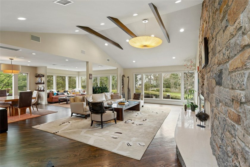 Welcome to this expansive 5-bedroom, 3.5-bathroom residence - photo 9