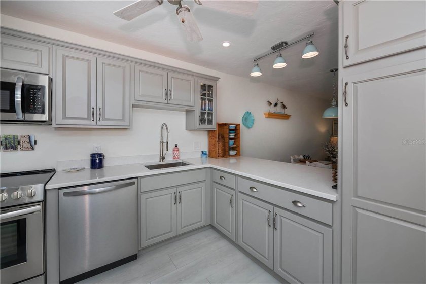 Welcome to this beautifully updated FIRST FLOOR, 2-bedroom - photo 2