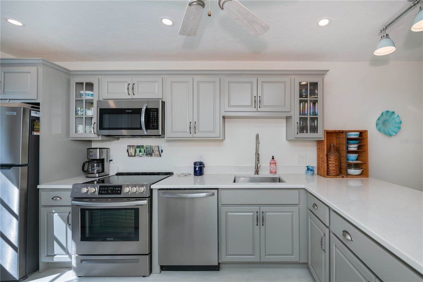 Welcome to this beautifully updated FIRST FLOOR, 2-bedroom - photo 3
