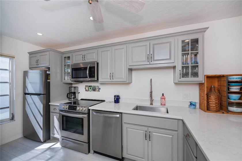 Welcome to this beautifully updated FIRST FLOOR, 2-bedroom - photo 4