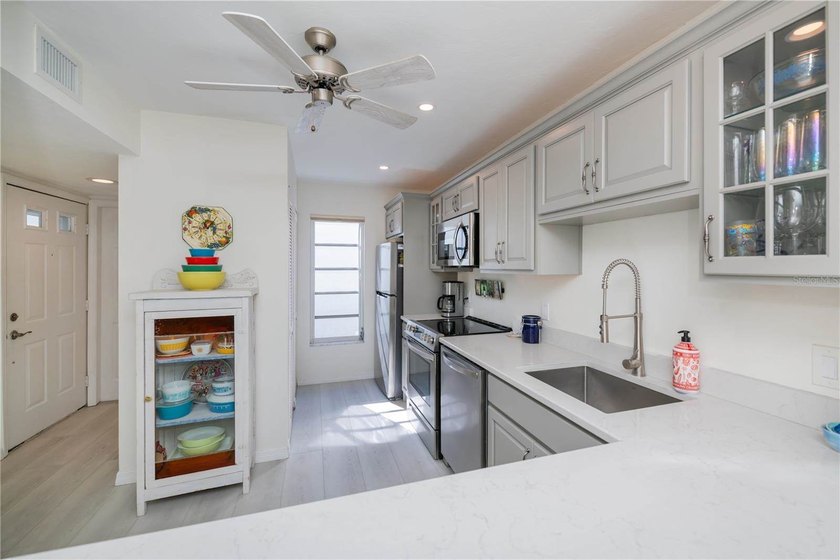 Welcome to this beautifully updated FIRST FLOOR, 2-bedroom - photo 7