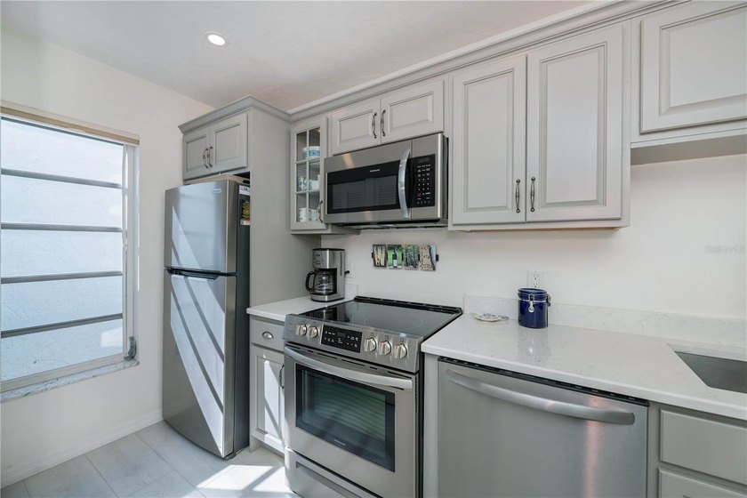 Welcome to this beautifully updated FIRST FLOOR, 2-bedroom - photo 8