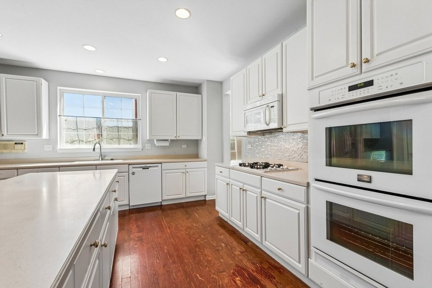 Welcome to this beautifully maintained 4-bedroom, 2.5-bath home - photo 5