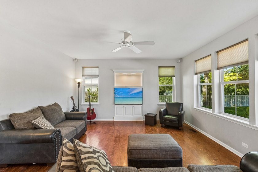 Welcome to this beautifully maintained 4-bedroom, 2.5-bath home - photo 7