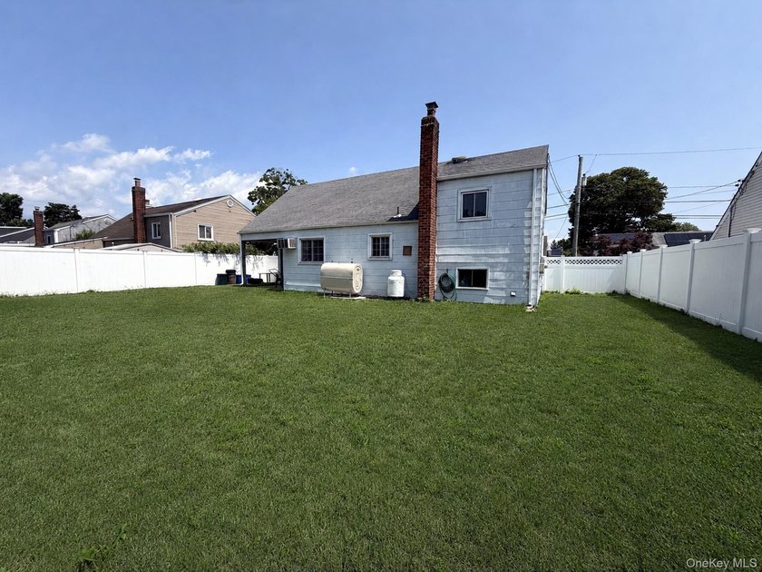 This 3 bedroom, 1 bathroom split level offers a living room - photo 21
