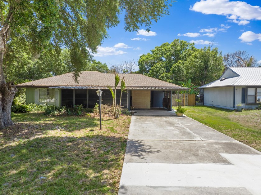 This inviting 2-bedroom, 2-bath Lakewood Park home blends - photo 30
