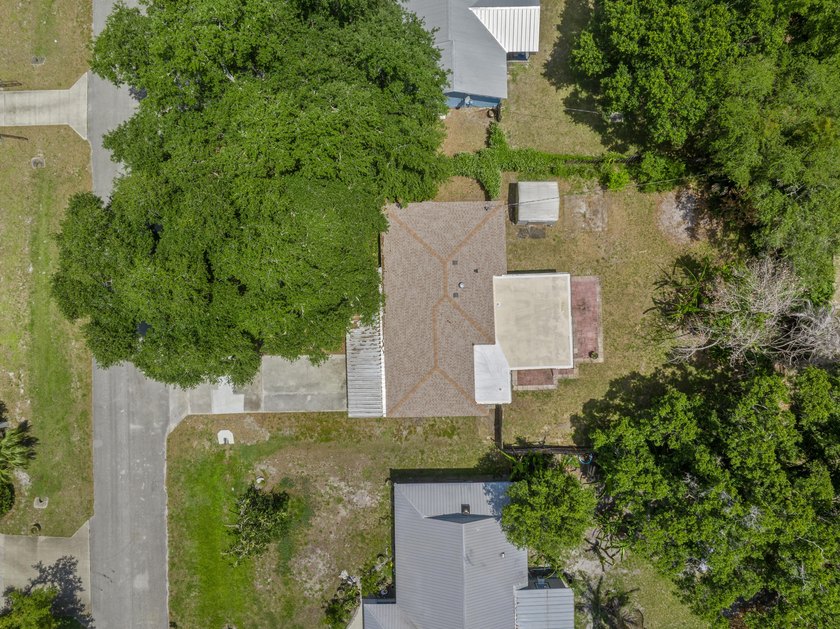 This inviting 2-bedroom, 2-bath Lakewood Park home blends - photo 34