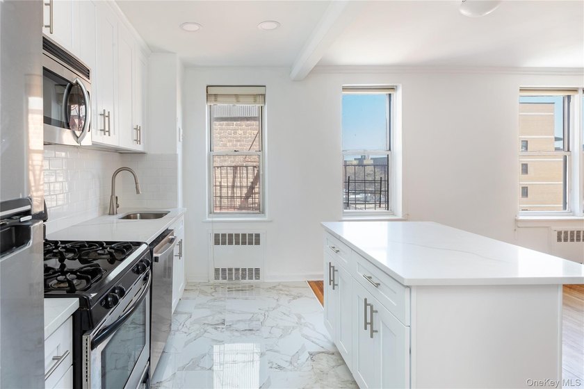 Welcome to Verona Estates 6H - a top-floor residence offering a - photo 5