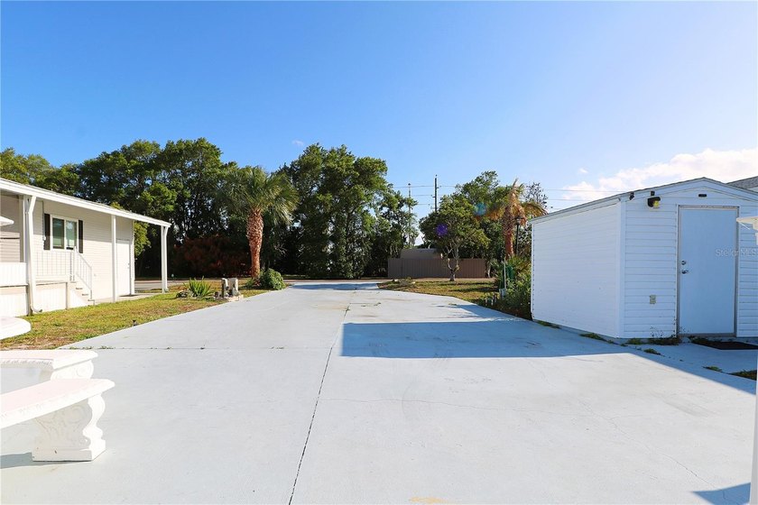 Welcome to your ideal 55+ LAKEFRONT retreat in beautiful Lake - photo 18
