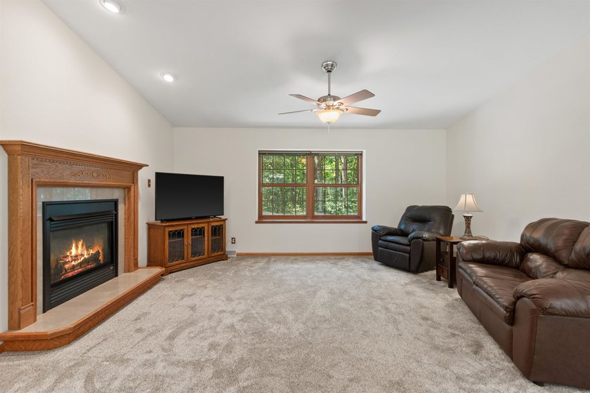 Move-in ready 3-bed, 3-bath ranch on a private, heavily wooded 1 - photo 11