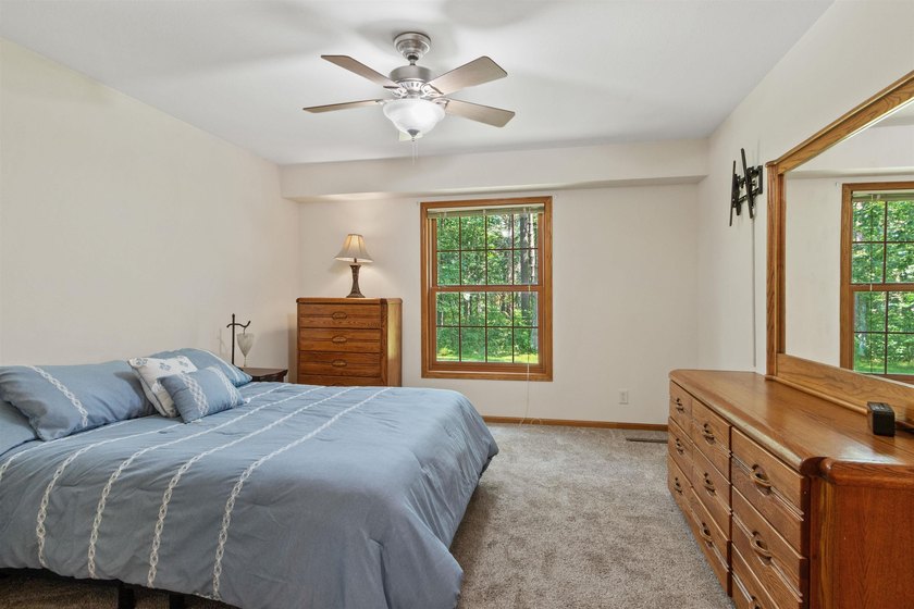 Move-in ready 3-bed, 3-bath ranch on a private, heavily wooded 1 - photo 15