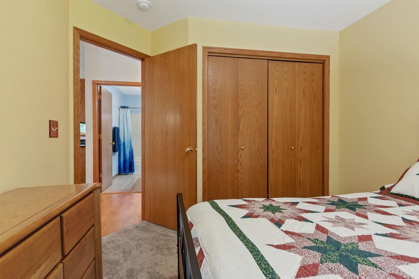 Move-in ready 3-bed, 3-bath ranch on a private, heavily wooded 1 - photo 22