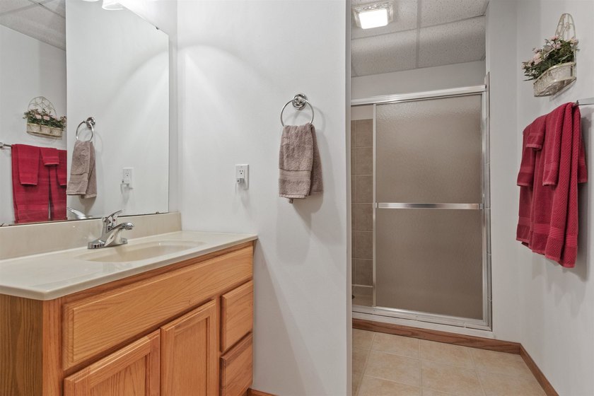 Move-in ready 3-bed, 3-bath ranch on a private, heavily wooded 1 - photo 29