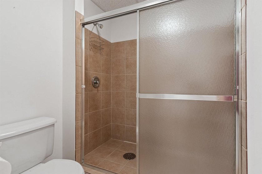 Move-in ready 3-bed, 3-bath ranch on a private, heavily wooded 1 - photo 30
