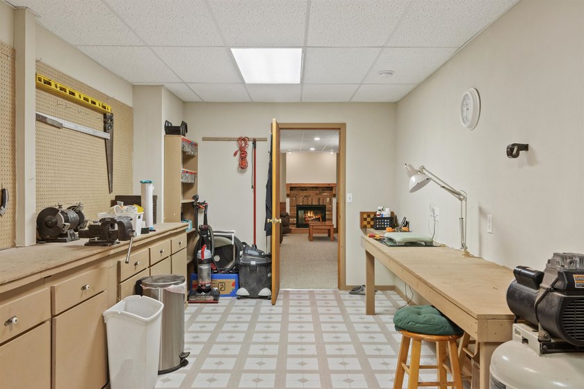 Move-in ready 3-bed, 3-bath ranch on a private, heavily wooded 1 - photo 32