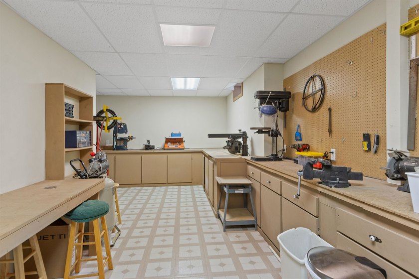 Move-in ready 3-bed, 3-bath ranch on a private, heavily wooded 1 - photo 33