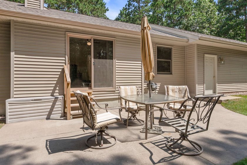 Move-in ready 3-bed, 3-bath ranch on a private, heavily wooded 1 - photo 38