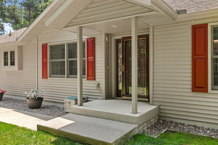 Move-in ready 3-bed, 3-bath ranch on a private, heavily wooded 1 - photo 41