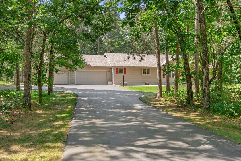 Move-in ready 3-bed, 3-bath ranch on a private, heavily wooded 1 - photo 43