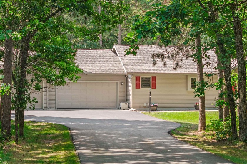 Move-in ready 3-bed, 3-bath ranch on a private, heavily wooded 1 - photo 44