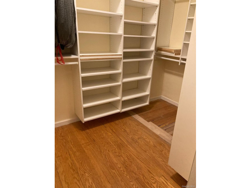 Spacious and sun-filled Junior 4 (2 Bedroom /1 bath) co-op in - photo 20