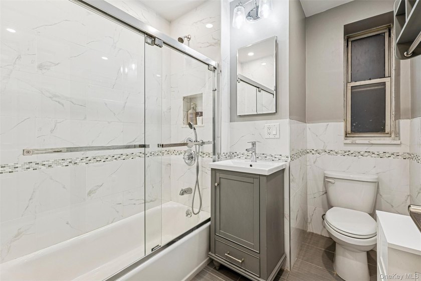 Spacious and sun-filled Junior 4 (2 Bedroom /1 bath) co-op in - photo 23