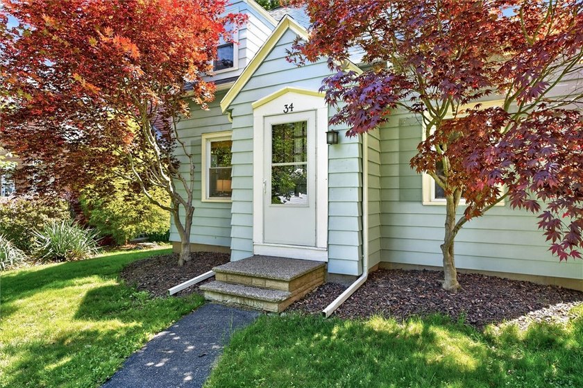 Welcome to 34 Seacliffe Road, Irondequoit! This charming - photo 2