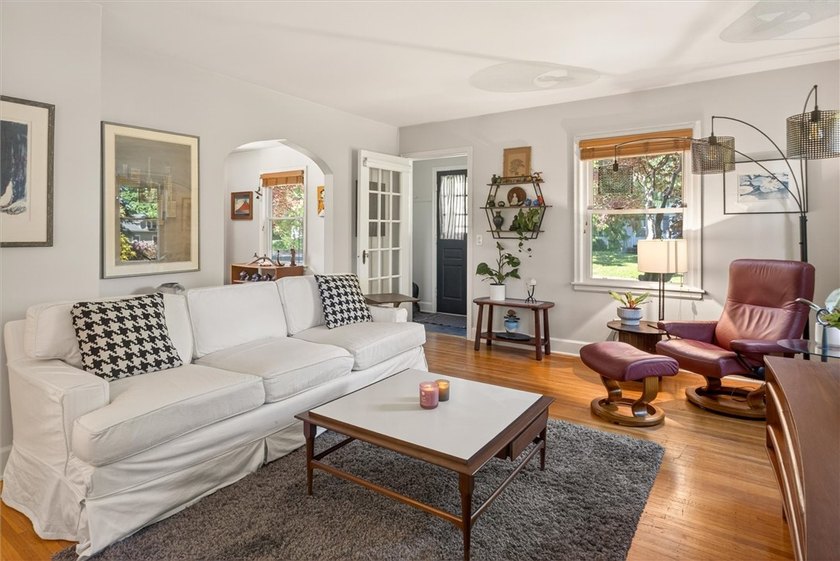 Welcome to 34 Seacliffe Road, Irondequoit! This charming - photo 6