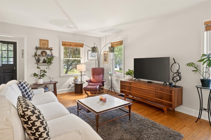 Welcome to 34 Seacliffe Road, Irondequoit! This charming - photo 7