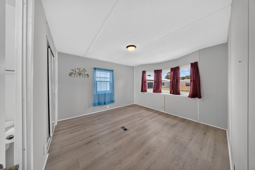 Welcome to this well-appointed two-bedroom, two-bathroom mobile - photo 13