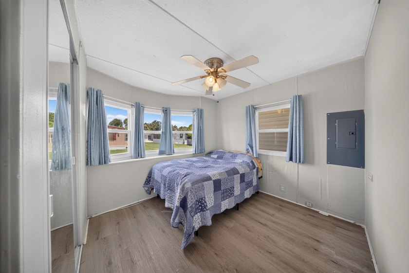 Welcome to this well-appointed two-bedroom, two-bathroom mobile - photo 17