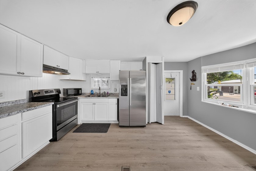 Welcome to this well-appointed two-bedroom, two-bathroom mobile - photo 24