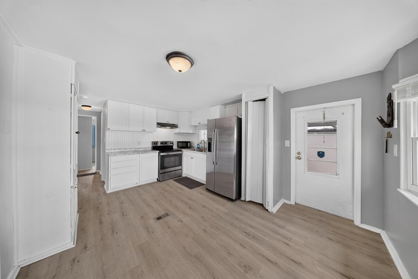 Welcome to this well-appointed two-bedroom, two-bathroom mobile - photo 25