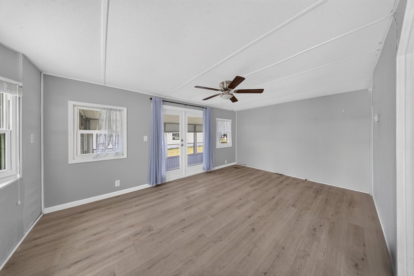 Welcome to this well-appointed two-bedroom, two-bathroom mobile - photo 28