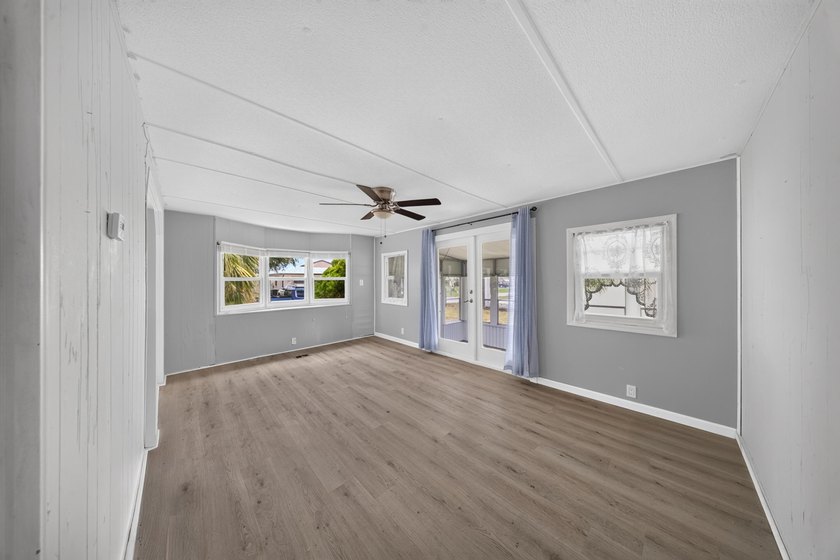 Welcome to this well-appointed two-bedroom, two-bathroom mobile - photo 29