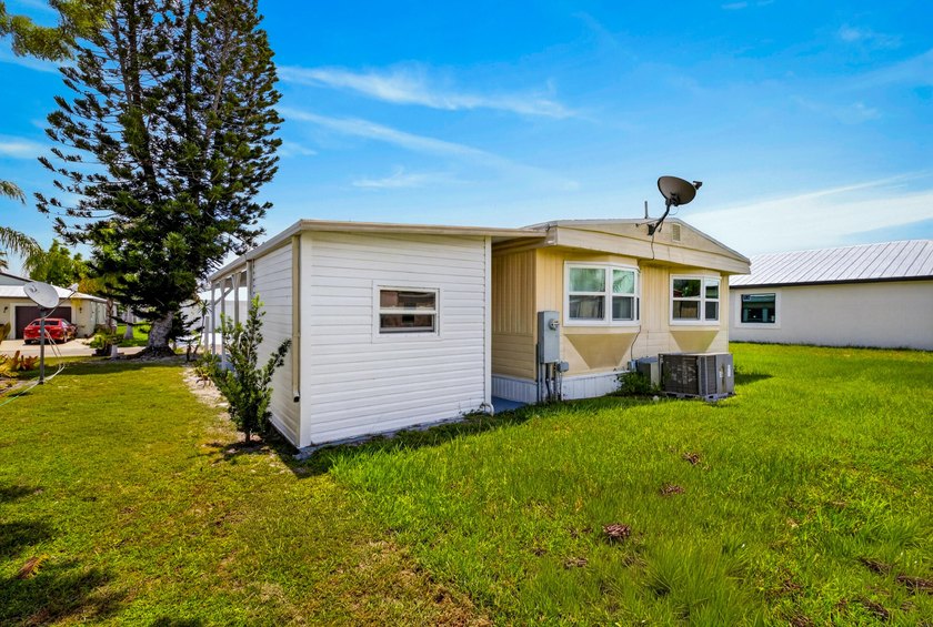 Welcome to this well-appointed two-bedroom, two-bathroom mobile - photo 35