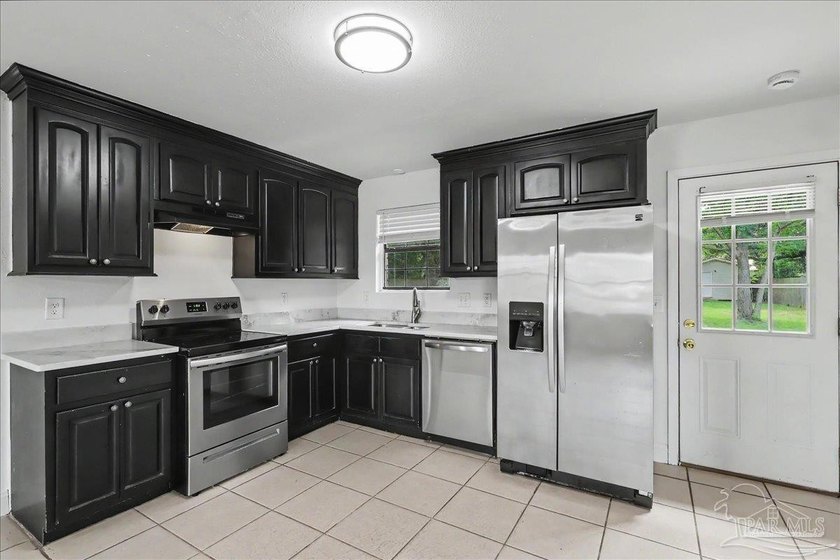 Welcome to this beautifully updated 3-bedroom, 2-bath brick home - photo 10