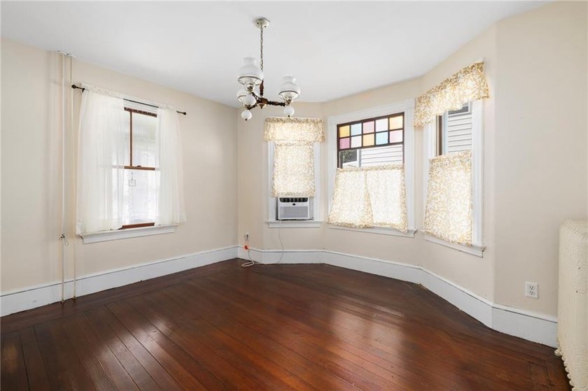 Traditional Newport Cottage off North Broadway neighborhood - photo 12