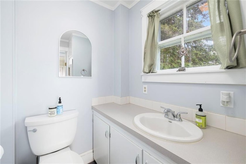 Traditional Newport Cottage off North Broadway neighborhood - photo 16