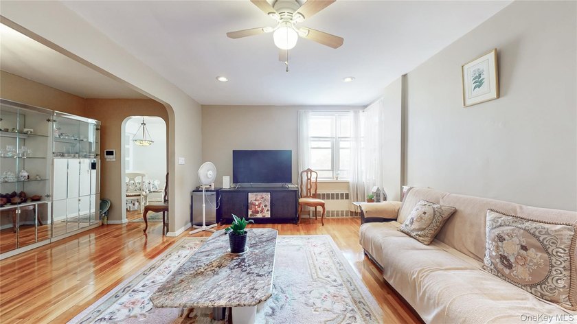 Welcome to this bright and inviting 1-bedroom, 1-bath corner - photo 5