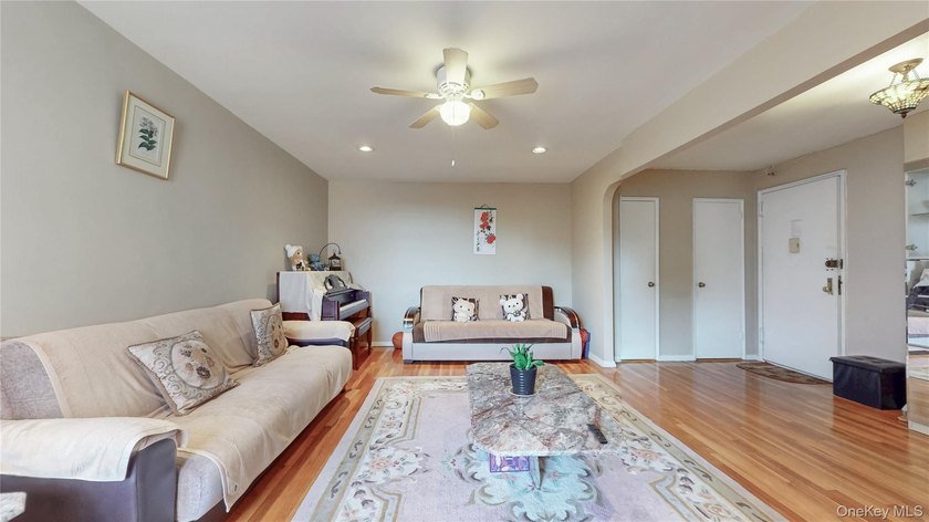 Welcome to this bright and inviting 1-bedroom, 1-bath corner - photo 7