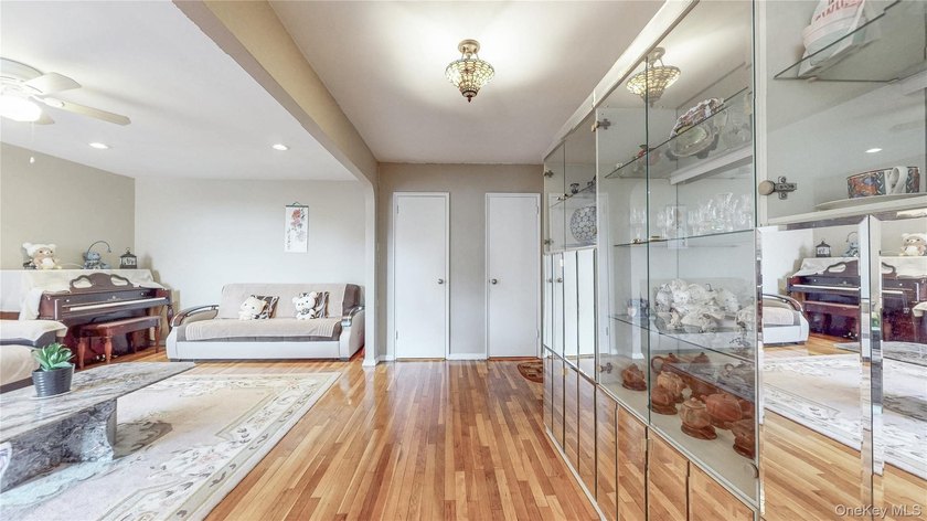 Welcome to this bright and inviting 1-bedroom, 1-bath corner - photo 8