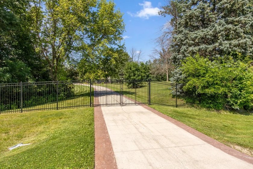 Welcome to your own private retreat on 3.1 scenic acres. This - photo 17