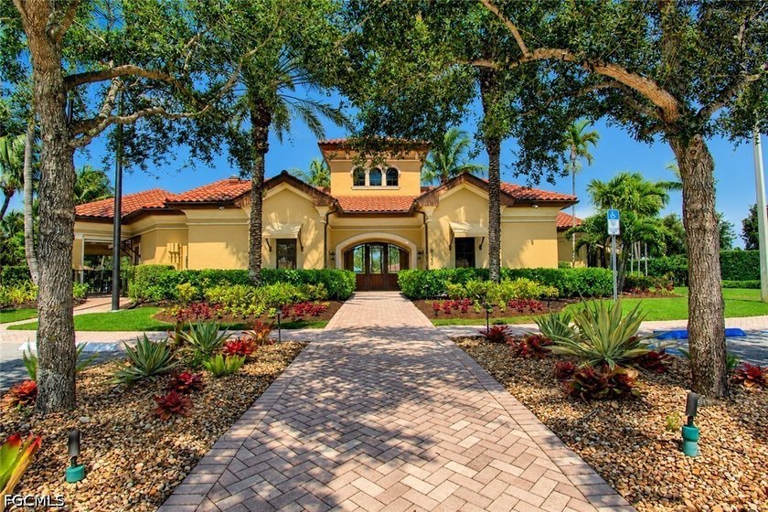 The peaceful lake and fountain views are what you'll remember - photo 43